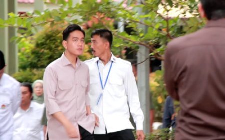Wapres Gibran mengimbau guru Sekolah Rakyat di Sumatera Barat bekerja tulus dan mendukung visi Indonesia Emas 2045 melalui layanan pendidikan berkualitas.