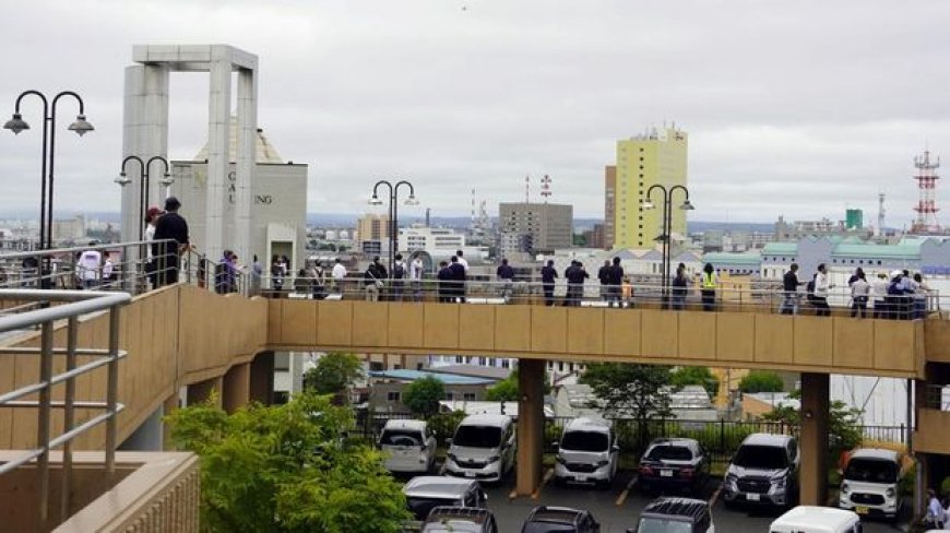 Warga Jepang evakuasi diri ke atas gedung usai ada peringatan tsunami (Foto: via REUTERS/KYODO)