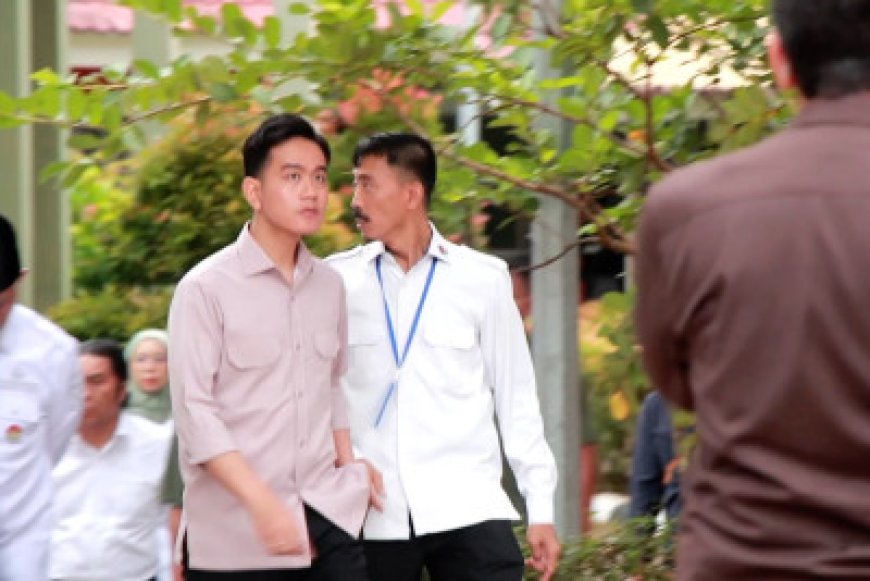 Wapres Gibran mengimbau guru Sekolah Rakyat di Sumatera Barat bekerja tulus dan mendukung visi Indonesia Emas 2045 melalui layanan pendidikan berkualitas.
