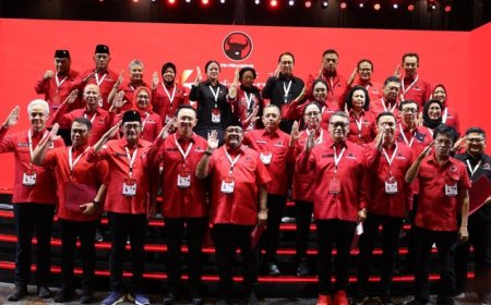 Megawati Rapikan PDIP, Hasto Tak Masuk Struktur Baru