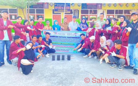 UNES Latih Warga Rambatan Ubah Sampah Plastik Jadi Paving Block