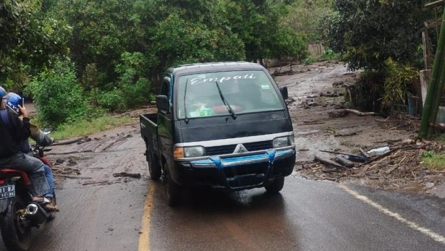 Banjir Lahar Gunung Lewotobi Lumpuhkan Akses Utama! Warga Panik