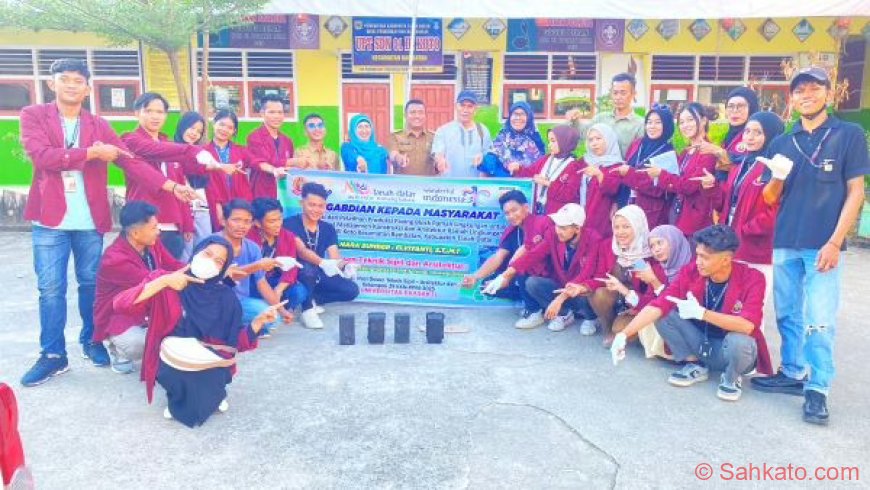 UNES Latih Warga Rambatan Ubah Sampah Plastik Jadi Paving Block