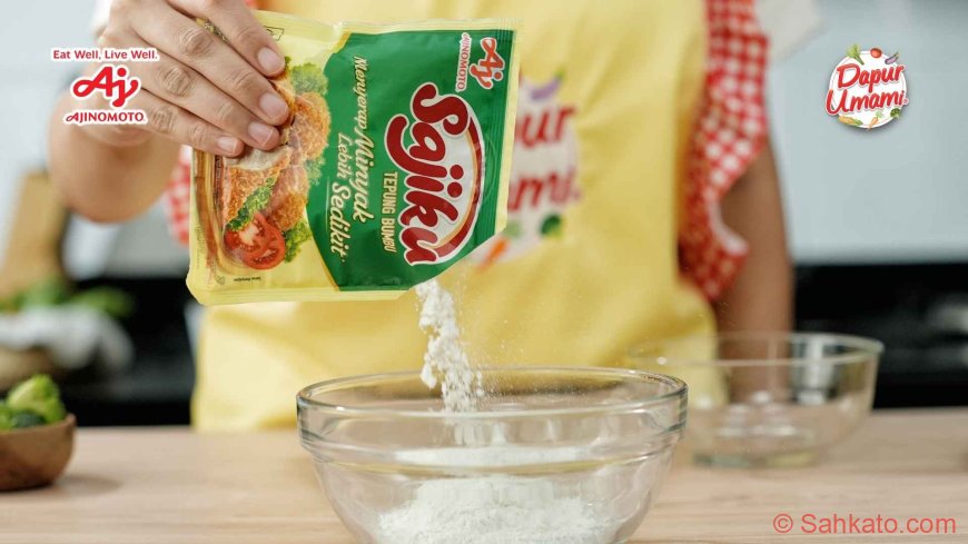 Larutkan 4 sdm Sajiku® Tepung Bumbu Menyerap Minyak Lebih Sedikit dengan air (adonan basah). Sisanya, tuang ke wadah terpisah untuk adonan kering.