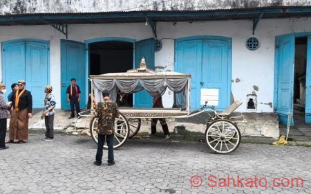 Momen Haru! Kereta Raja Surakarta Dikeluarkan Lagi Setelah Puluhan Tahun