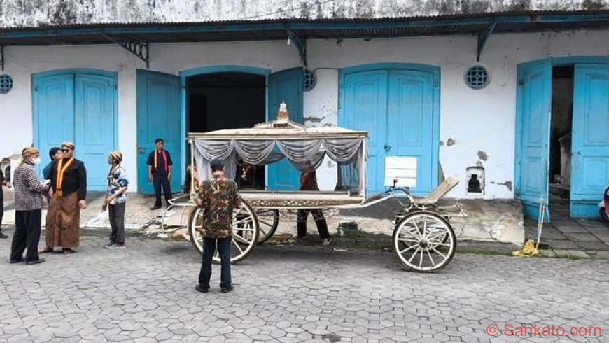 Momen Haru! Kereta Raja Surakarta Dikeluarkan Lagi Setelah Puluhan Tahun