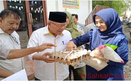 Rektor Unes Serahkan Bantuan untuk Dosen Korban Banjir Bandang!