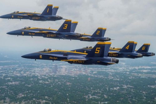 Pilot Blue Angels Terbang Rendah di Atas Pantai Pensacola, Picu Kontroversi