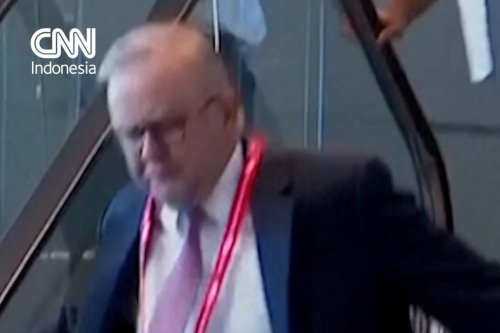 PM Australia Nyaris Jatuh dari Eskalator, Sempat Mengumpat