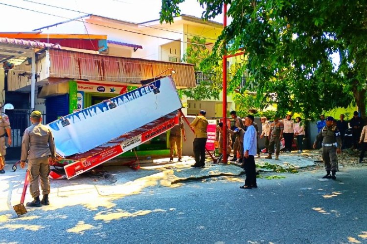 Satpol PP Padang Tertibkan Kanopi Melanggar dan Imbau Pengepul Tidak Gunakan Badan Jalan