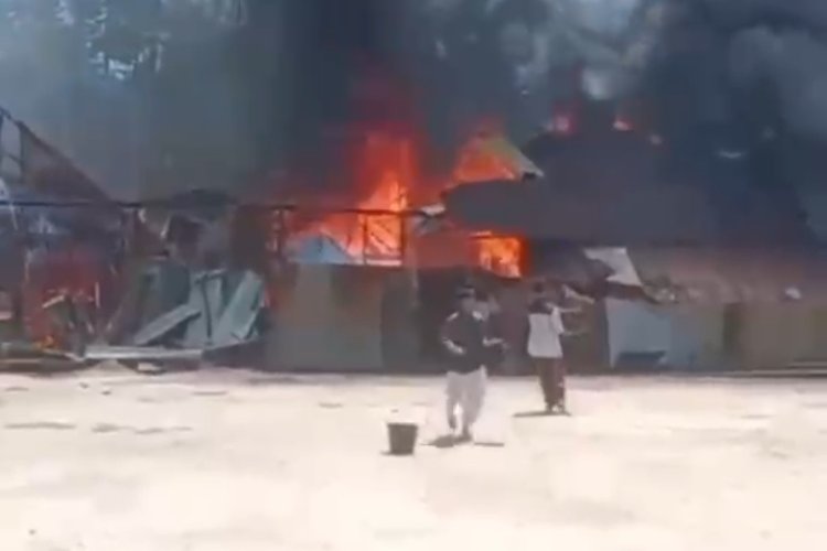 Kebakaran Hanguskan Asrama Putri dan Kantin Ponpes Bustanul Yaqin di Padang Pariaman