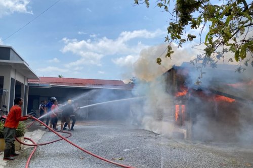 Kebakaran Hanguskan Toko Fotokopi di Kota Solok, Lima Unit Damkar Dikerahkan