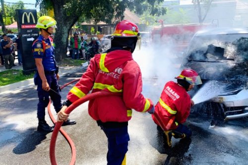 Mobil Honda Freed Terbakar di Kawasan Padat Pertokoan Bandar Damar Padang