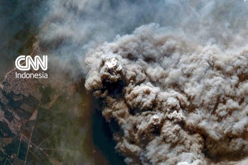 Citra Satelit Perlihatkan Kepulan Asap Kebakaran Hutan di Gironde, Prancis