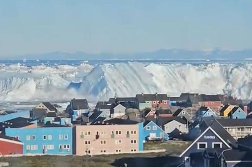 Gunung Es Raksasa Terbalik di Greenland Terekam Warga Lokal