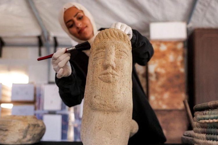 Relawan di Gaza Berupaya Selamatkan Artefak Sejarah dari Puing