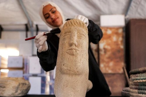 Relawan di Gaza Berupaya Selamatkan Artefak Sejarah dari Puing