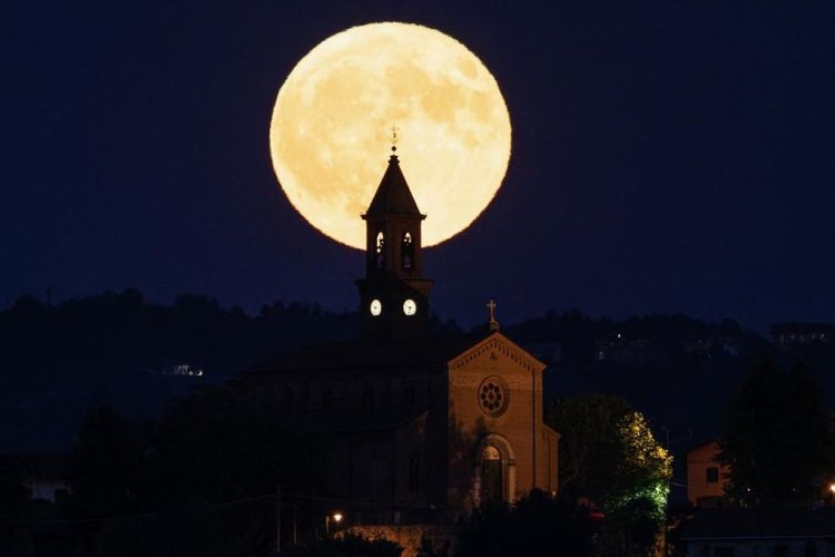 Buck Moon Menerangi Langit Eropa dan Afrika