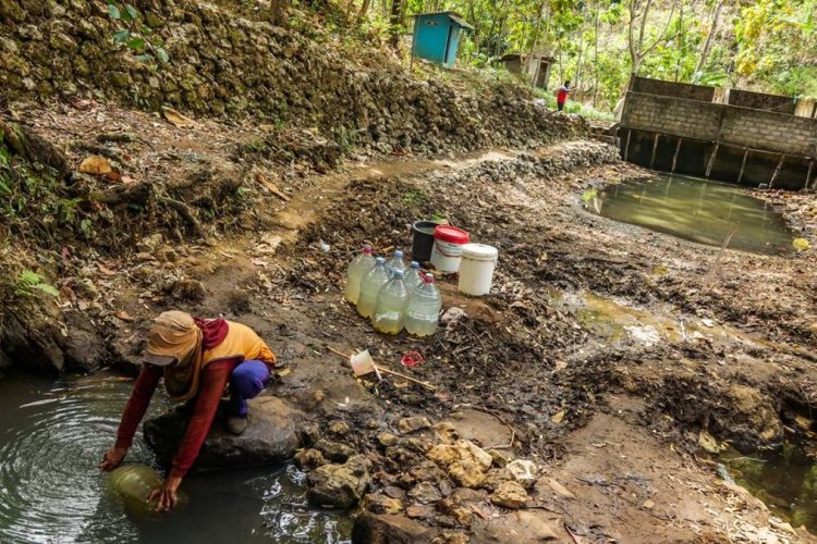 Kekeringan Melanda, Warga Bertahan dengan Bantuan Air Bersih