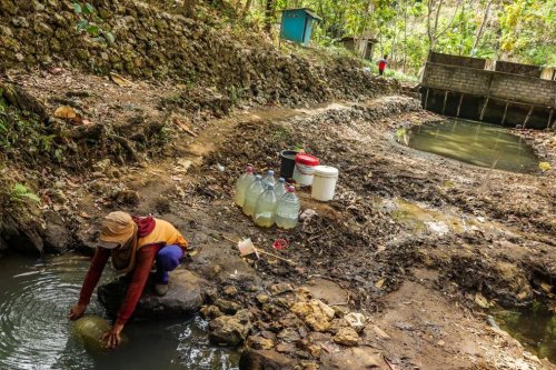 Kekeringan Melanda, Warga Bertahan dengan Bantuan Air Bersih