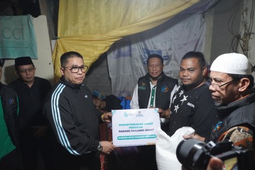 Pemko Padang Panjang dan Baznas Salurkan Bantuan Sembako untuk Tiga Warga