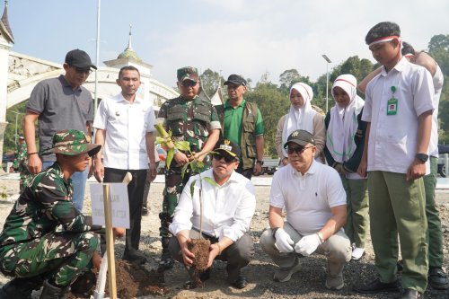 Bambu dan Pohon Produktif Ditanam di Kawasan Galodo Padang Panjang, TNI dan Pemko Bersatu Pulihkan Lingkungan