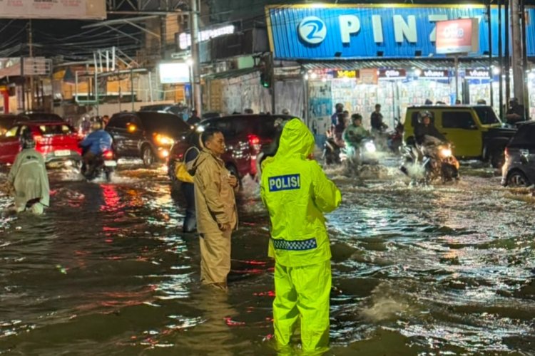 Banjir di Kota Padang, Polresta Kerahkan Personel Bantu Evakuasi Warga