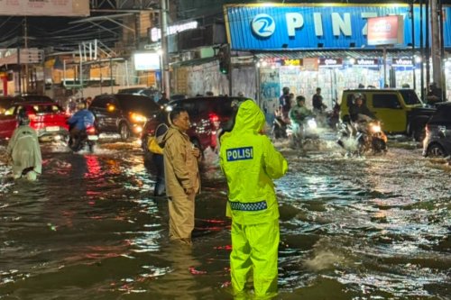 Banjir di Kota Padang, Polresta Kerahkan Personel Bantu Evakuasi Warga