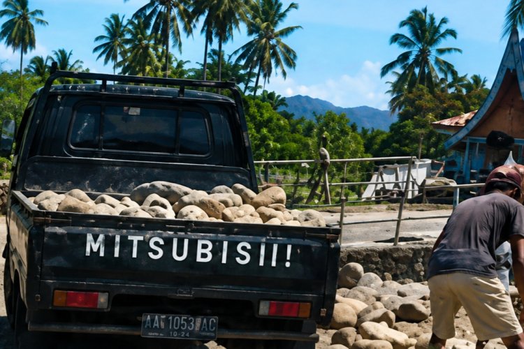 Warga Khawatir Struktur Penahan Longsor di Bukit Nago Padang Rusak Akibat Pengambilan Batu