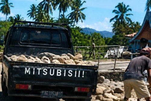Warga Khawatir Struktur Penahan Longsor di Bukit Nago Padang Rusak Akibat Pengambilan Batu