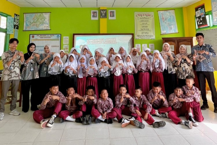 Mahasiswa KKN UNP Sosialisasikan PP TUNAS untuk Tingkatkan Literasi Digital Siswa SDN 11 Pauh