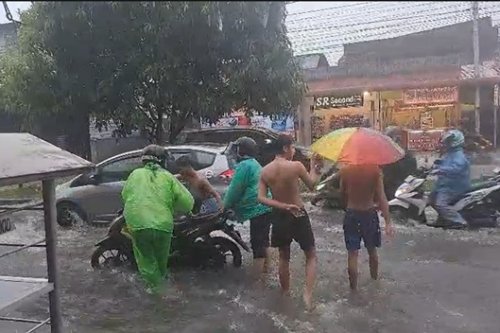 Luapan Air Rendam Simpang Anduring Padang, Puluhan Motor Mogok