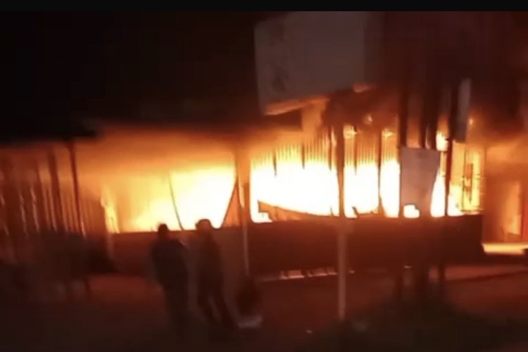 Belasan Armada Damkar Dikerahkan Padamkan Kebakaran Sembilan Petak Ruko di Solok