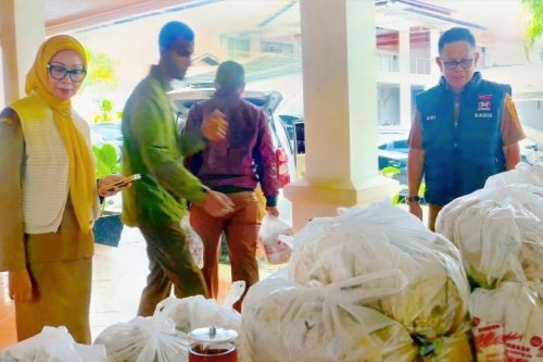 Pemko Padang Salurkan Ribuan Nasi Bungkus dan Family Kit untuk Warga Terdampak Banjir