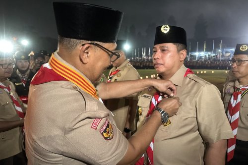 Prestasi Wali Kota Padang Panjang: Hendri Arnis Raih Lencana Darma Bakti dari Kwarnas Pramuka