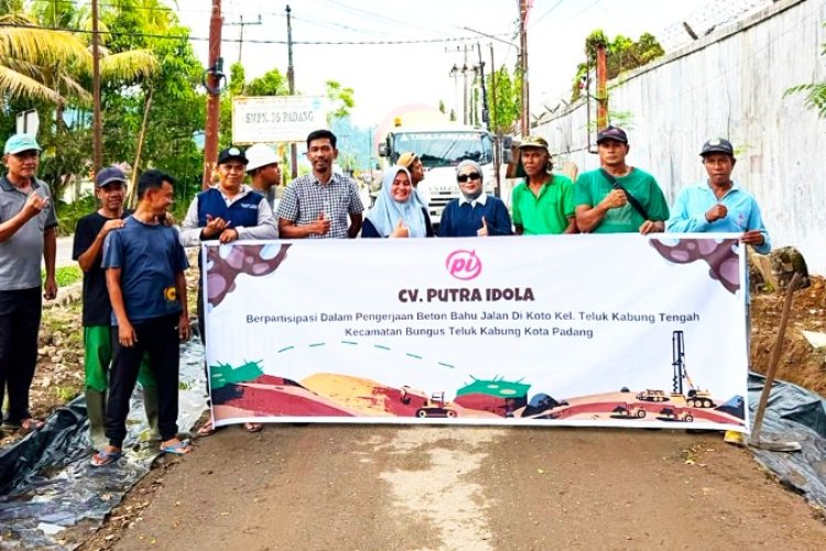 CSR CV Putra Idola Betonisasi Jalan RW 02 Teluk Kabung Tengah