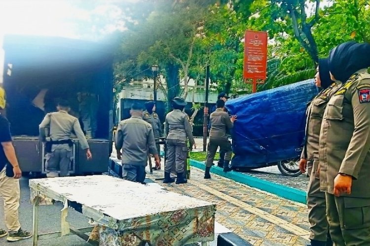 Satpol PP Padang Tertibkan Lapak Liar di Batang Arau Jelang HJK ke-357