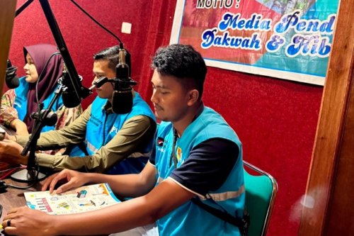 Jaga Jarak Aman dari Listrik saat Pasang Bendera, PLN Lubuk Basung Beri Edukasi Kelistrikan