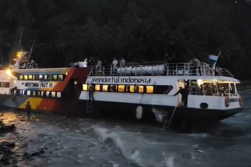 Cuaca Ekstrem di Muara Padang, Kapal Mentawai Fast Kandas Usai Terseret Ombak Besar