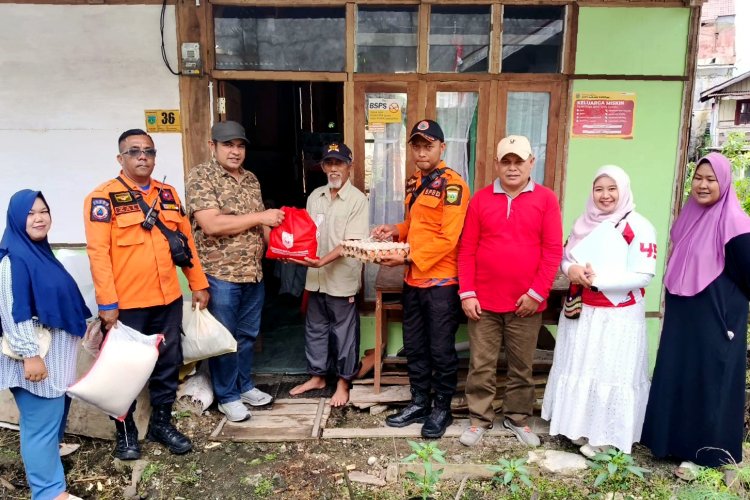 Enam KPM di Guguak Malintang Terima Paket Sembako dan Perlengkapan Mandi dari Pemko Padang Panjang