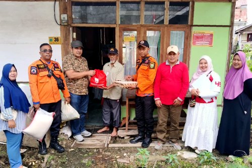 Enam KPM di Guguak Malintang Terima Paket Sembako dan Perlengkapan Mandi dari Pemko Padang Panjang