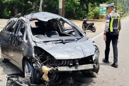 Mobil Honda Jazz Terguling Usai Gagal Menyalip Minibus di Padang Pariaman, 4 Orang Dilarikan ke RS