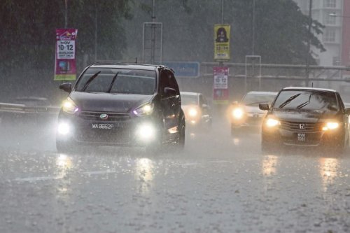 Cuaca Sumbar Hari Ini: Siang Hujan Ringan, Malam Pesisir Dilanda Petir