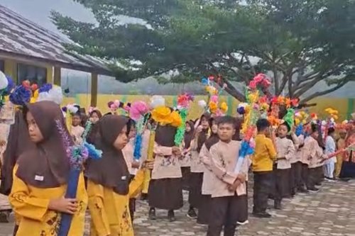 SDN 18 Sungai Ipuh Ajak Siswa Lestarikan Maarak Bungo Lamang di Peringatan Maulid