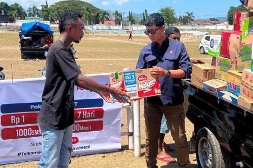 Telkomsel Salurkan Bantuan dan Jaga Konektivitas Warga Flores di Tengah Masa Pemulihan Gempa