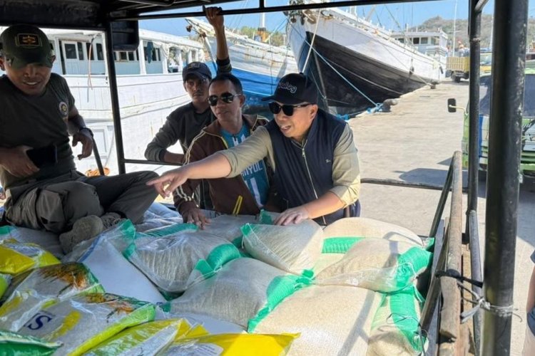 Pantau Bongkar Muat di Labuan Bajo, Bulog Pastikan Stok Beras NTT Aman dan Distribusi Lancar