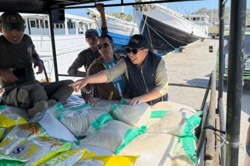 Pantau Bongkar Muat di Labuan Bajo, Bulog Pastikan Stok Beras NTT Aman dan Distribusi Lancar