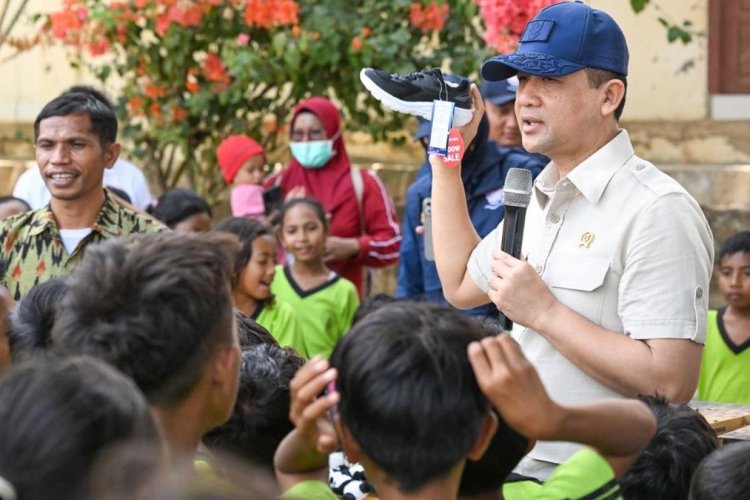 Mentrans Iftitah Tinjau Madrasah Ambruk di Manggarai Barat, Langsung Gelontorkan Bantuan Rp200 Juta