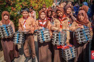 Guru SMPN 23 Surabaya Sebut Makan Bergizi Gratis Bagian dari Cara Mempertahankan Kemerdekaan