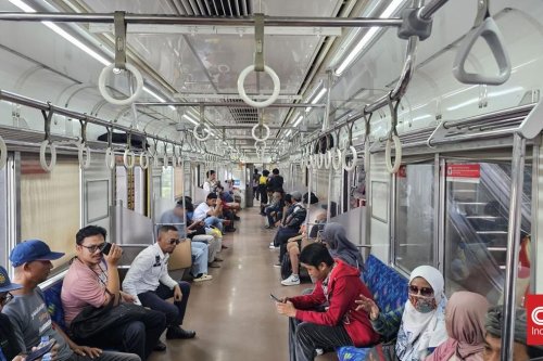 Demo di Sekitar DPR Bikin KRL Tanah Abang Tertahan, Perjalanan Kini Melintas Terbatas